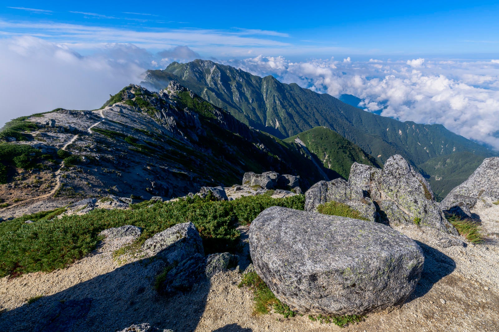 「空木岳山頂に落ちている花崗岩と南駒ヶ岳」の写真