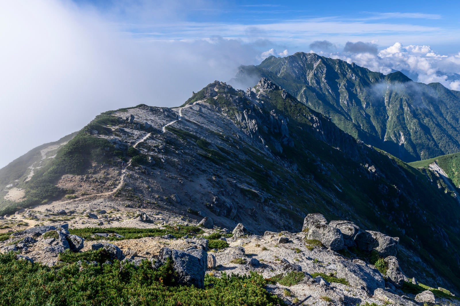 「雲が流れゆく南駒ヶ岳方面の登山道」の写真
