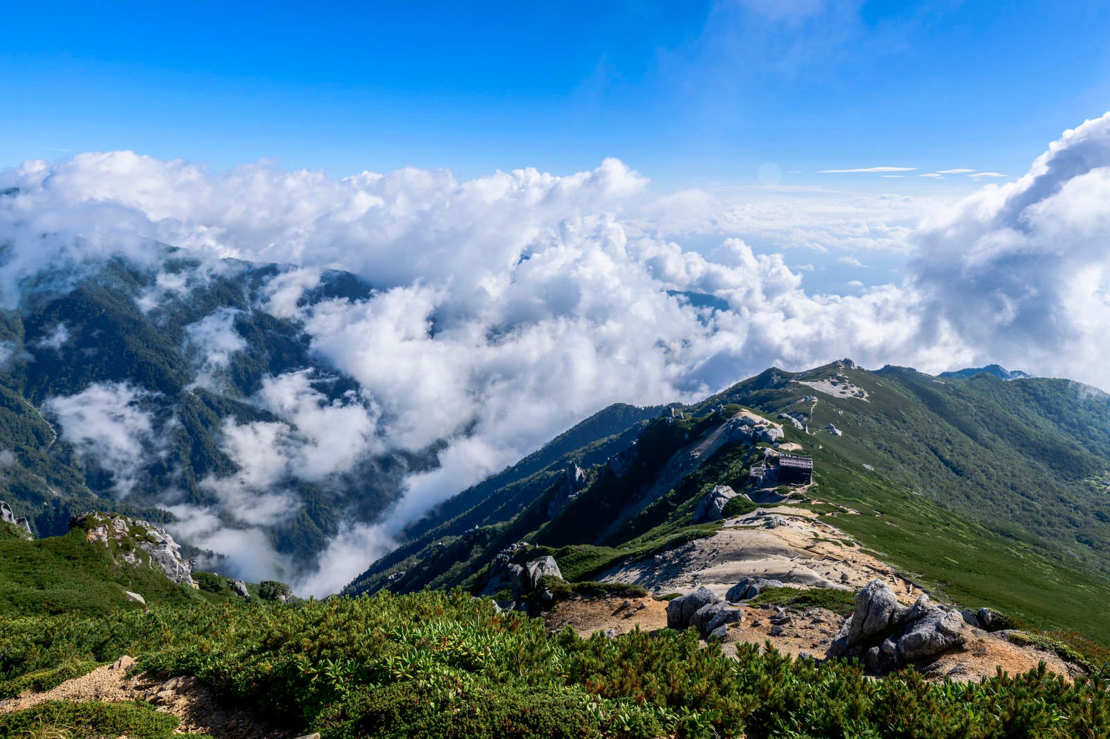 「雲が湧き上がる中央アルプス空木岳稜線」の写真