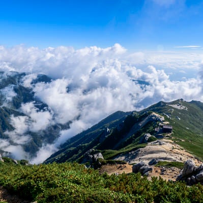 雲が湧き上がる中央アルプス空木岳稜線の写真