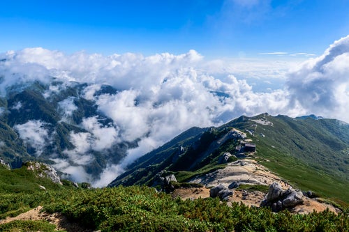 雲が湧き上がる中央アルプス空木岳稜線の写真