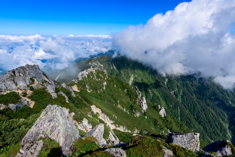 雲に包まれる中央アルプス稜線の写真