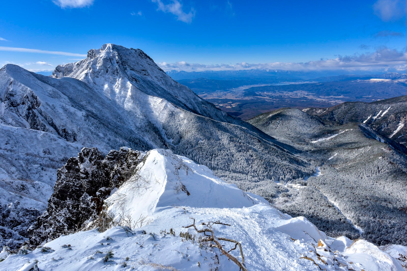 「地蔵尾根から見る阿弥陀岳と諏訪方面の景色」の写真