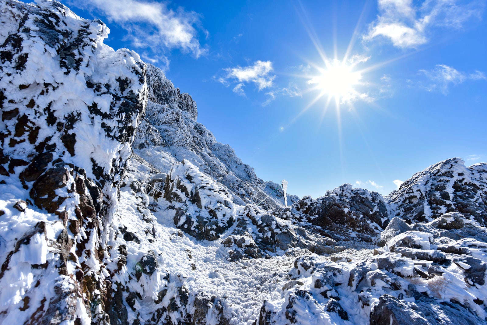 「快晴の空と凍てつく赤岳の斜面」の写真
