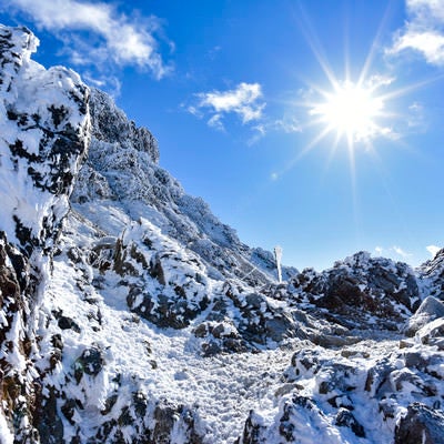 快晴の空と凍てつく赤岳の斜面の写真