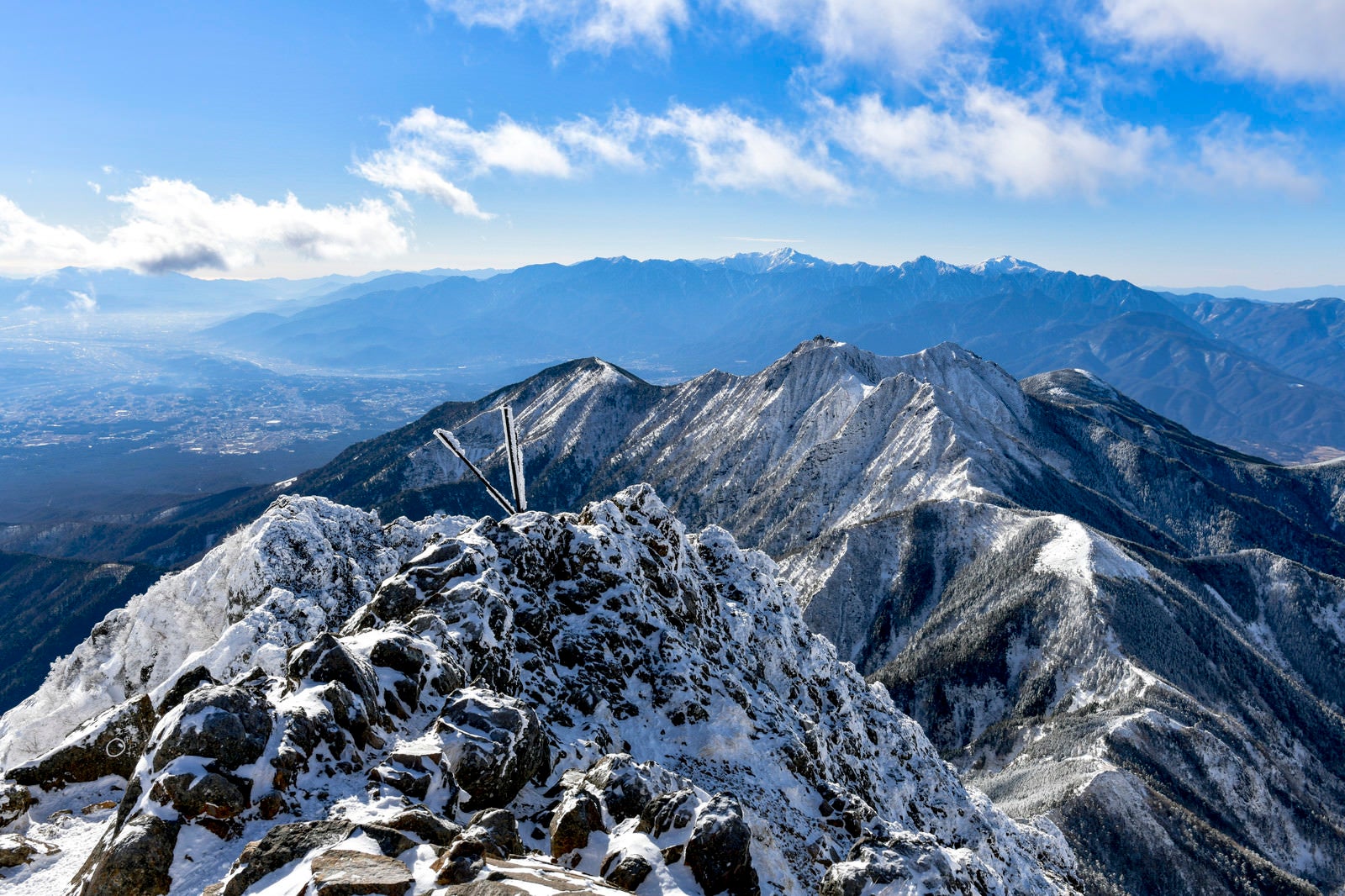 「赤岳から見る雪の南アルプスと権現岳（ごんげんだけ）」の写真