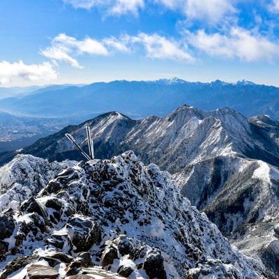 赤岳から見る雪の南アルプスと権現岳（ごんげんだけ）の写真