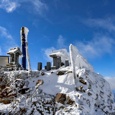 雪に包まれる赤岳山頂の社の写真