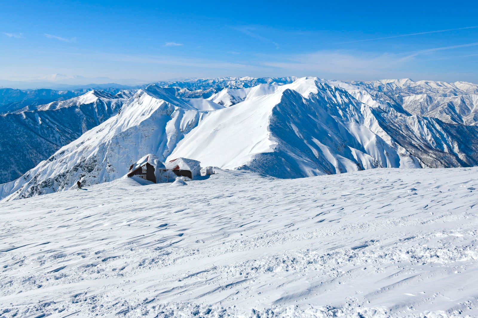「雪に包まれた谷川岳主脈の景色」の写真