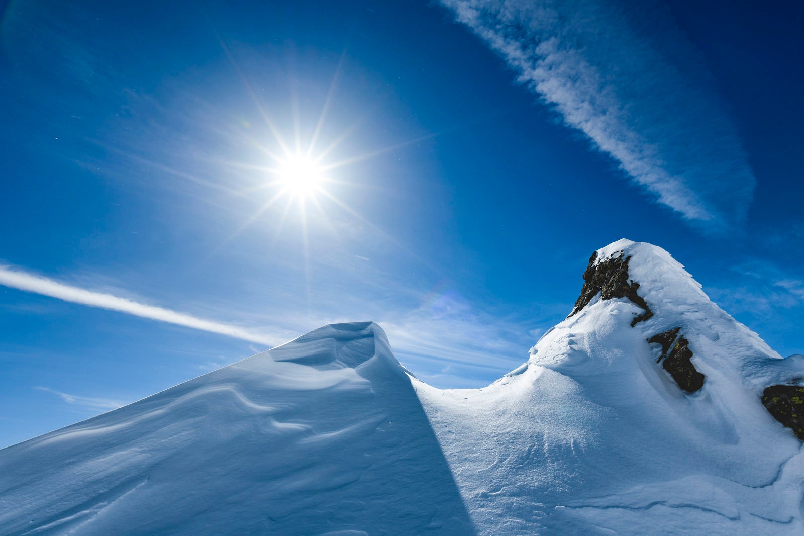 「雪の山肌に照り付ける太陽（谷川岳）」の写真