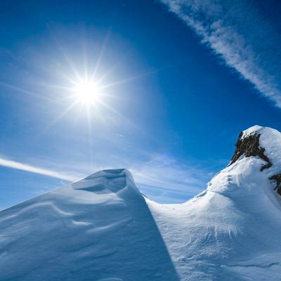 雪の山肌に照り付ける太陽（谷川岳）の写真