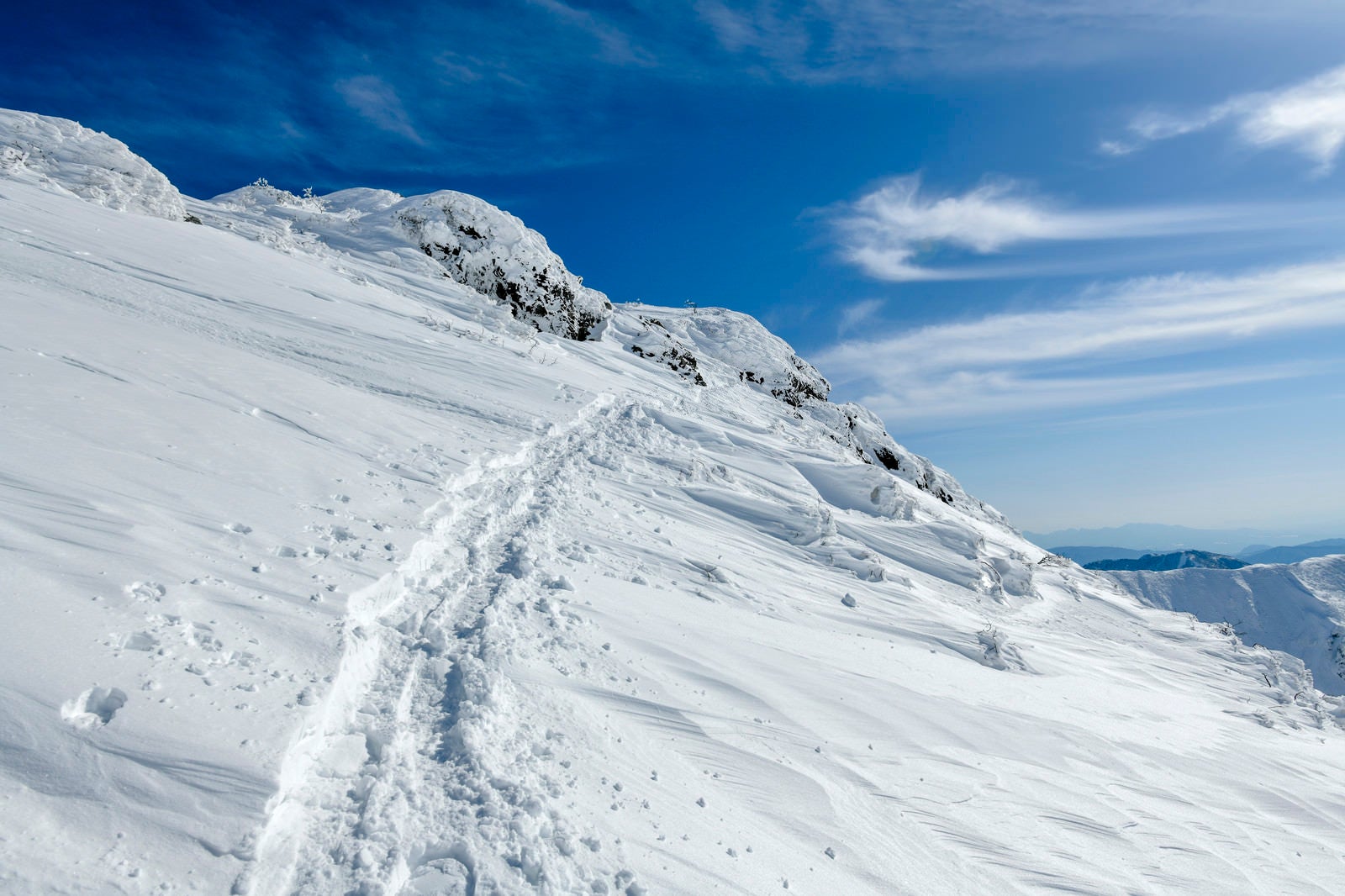 「雪の斜面につけられたか細い足跡（谷川岳）」の写真