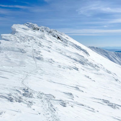 雪庇が発達した谷川岳の登山道の写真