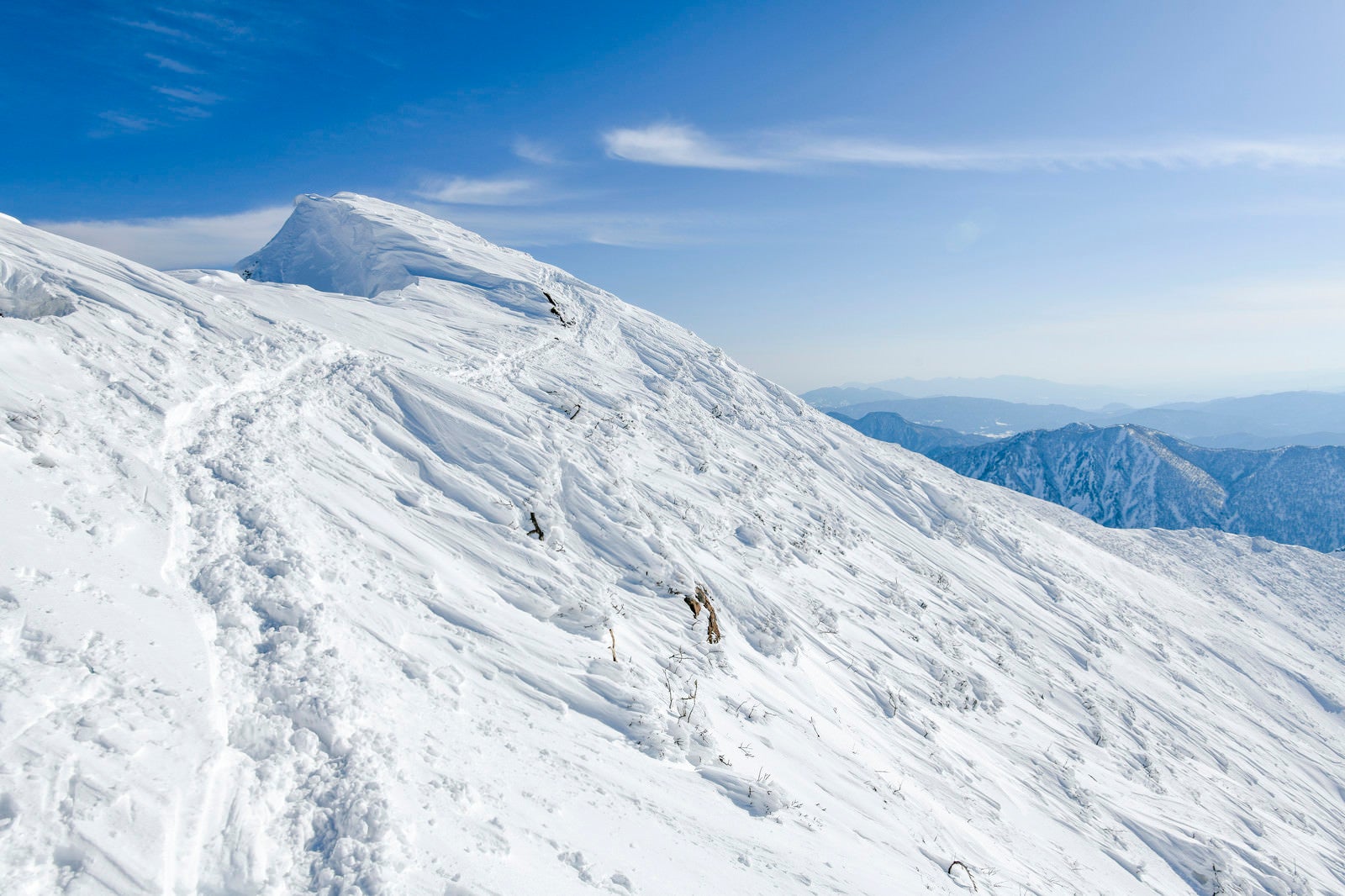 「雪庇の発達した斜面に作られた登山道（谷川岳）」の写真