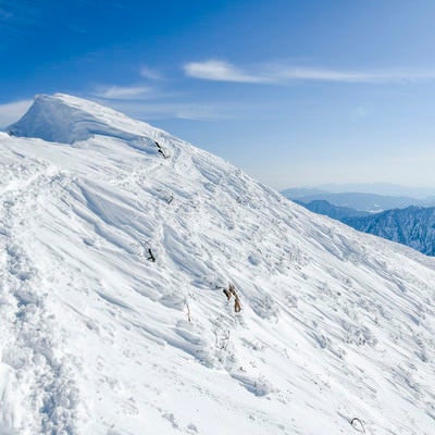 雪庇の発達した斜面に作られた登山道（谷川岳）の写真