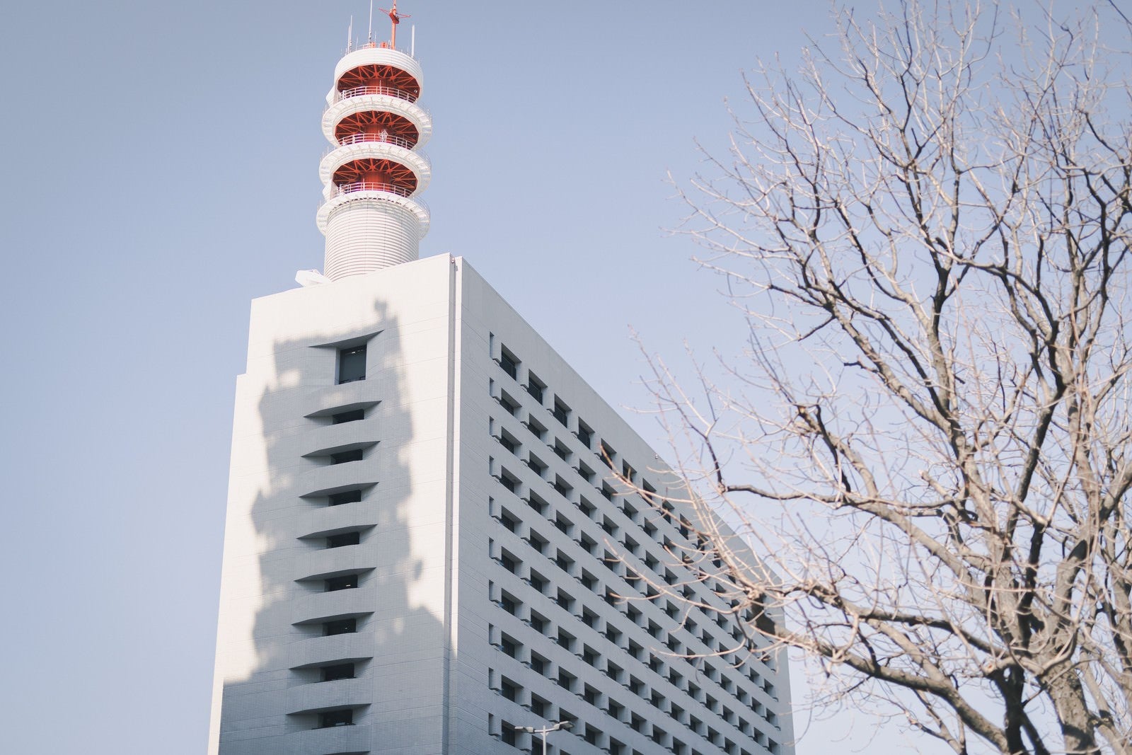 「警視庁の屋上に立つアンテナ塔」の写真