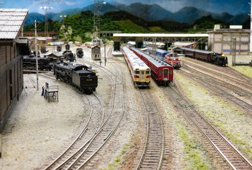 直方駅に出入りする数々の列車の模型の写真