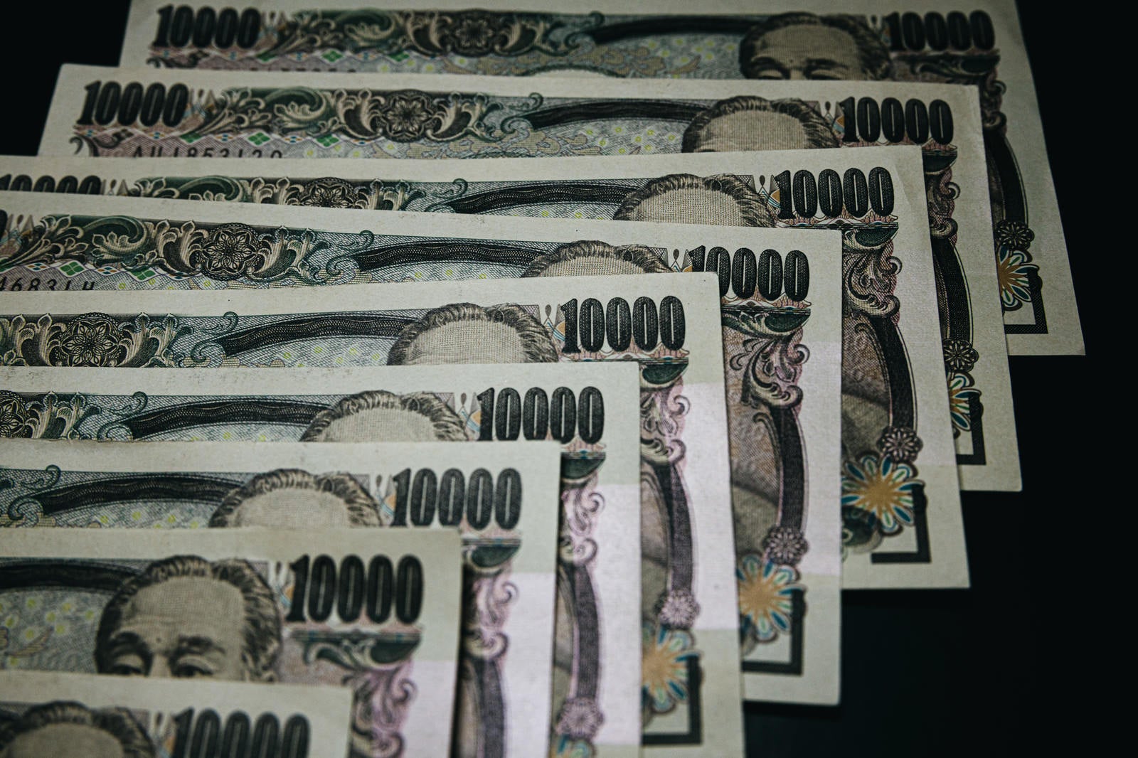 「並べられた紙幣（1万円札）」の写真
