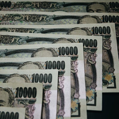 並べられた紙幣（1万円札）の写真