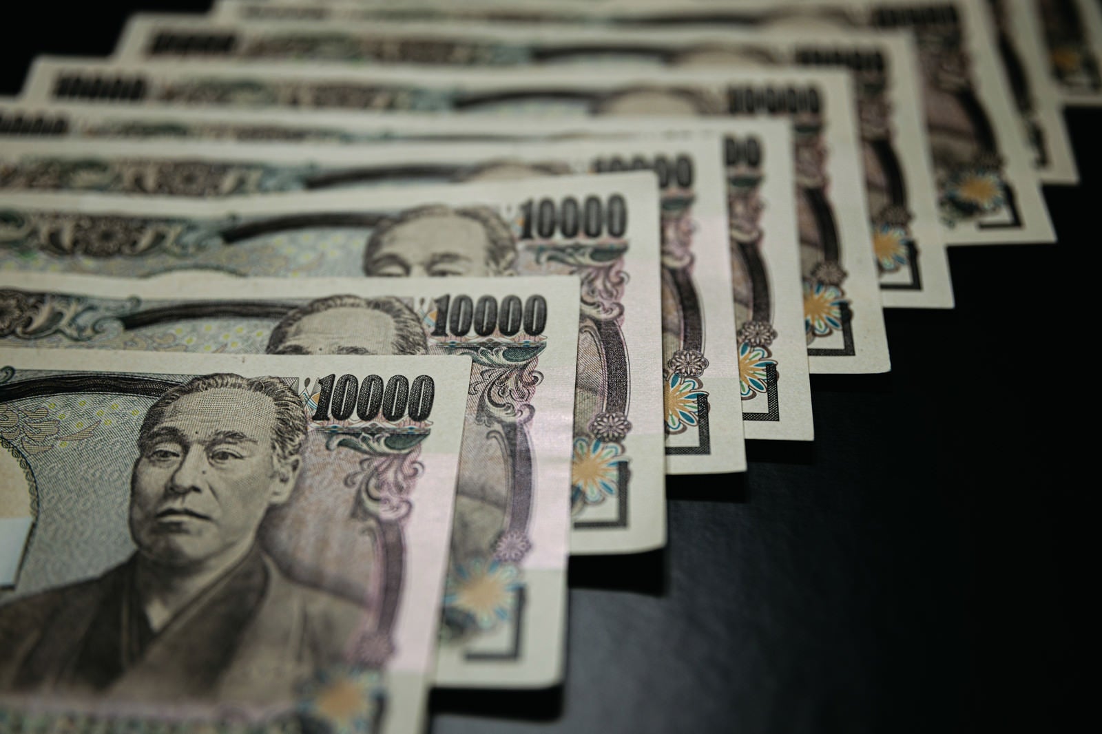 「並べられた壱万円の紙幣」の写真