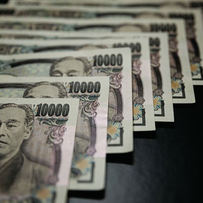 並べられた壱万円の紙幣の写真