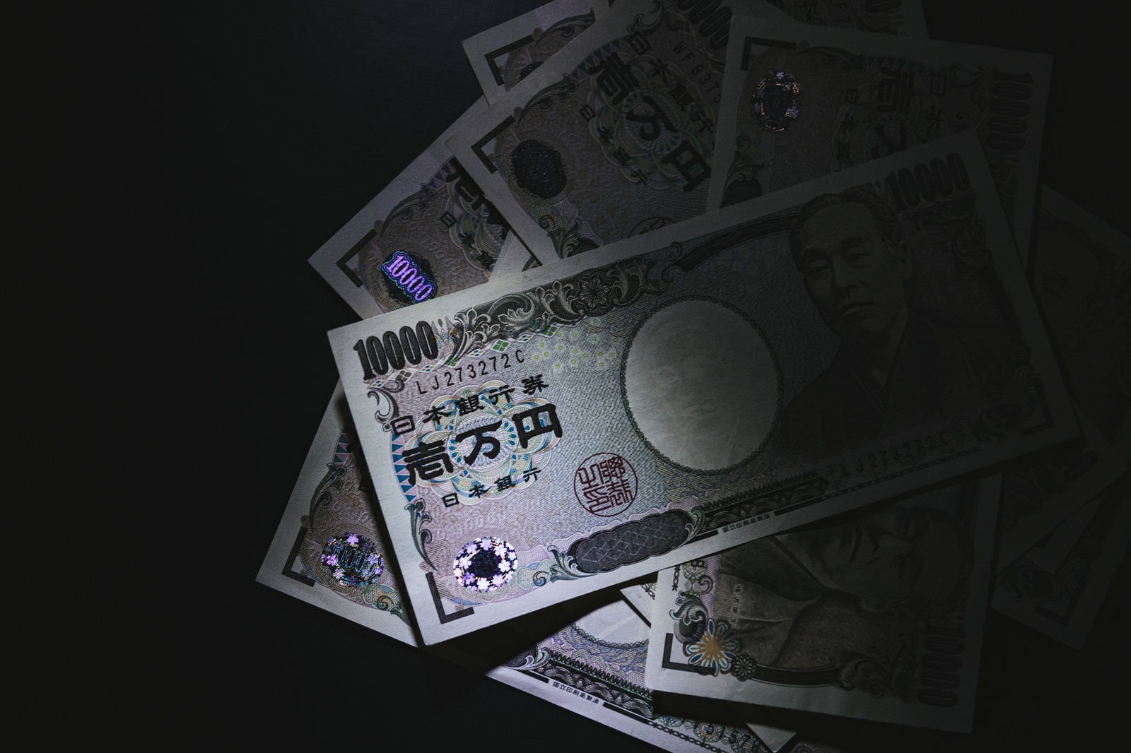 「10万円の紙幣の行方」の写真