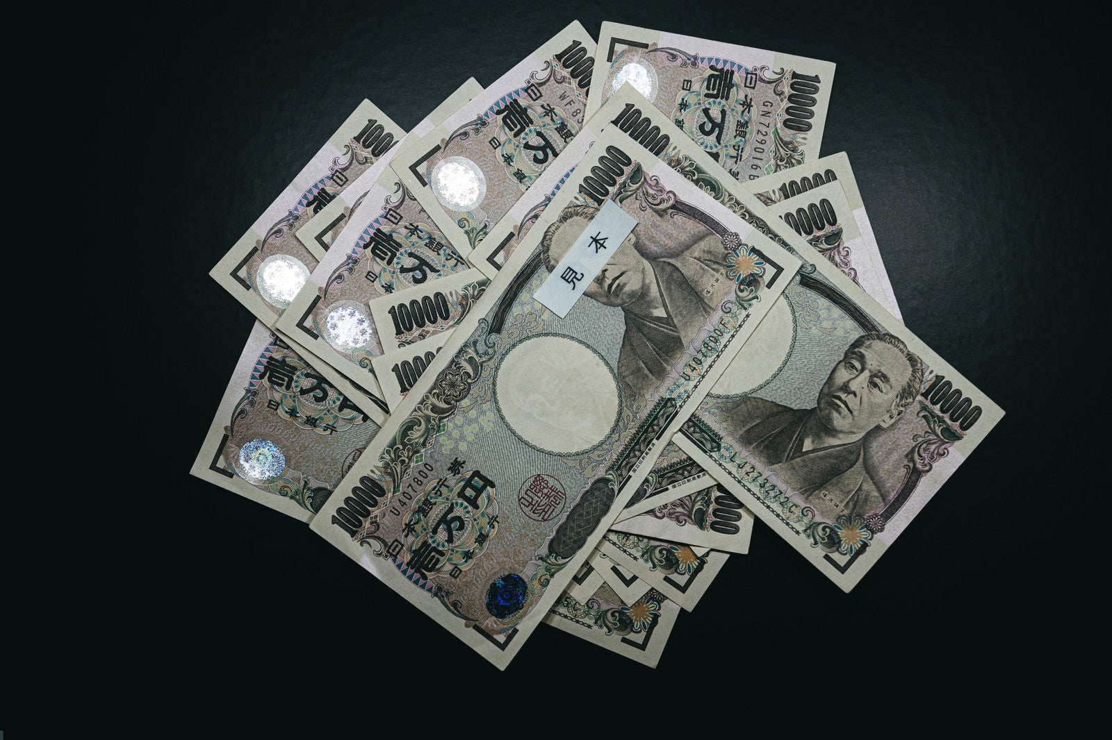 「10万円を現金給付」の写真