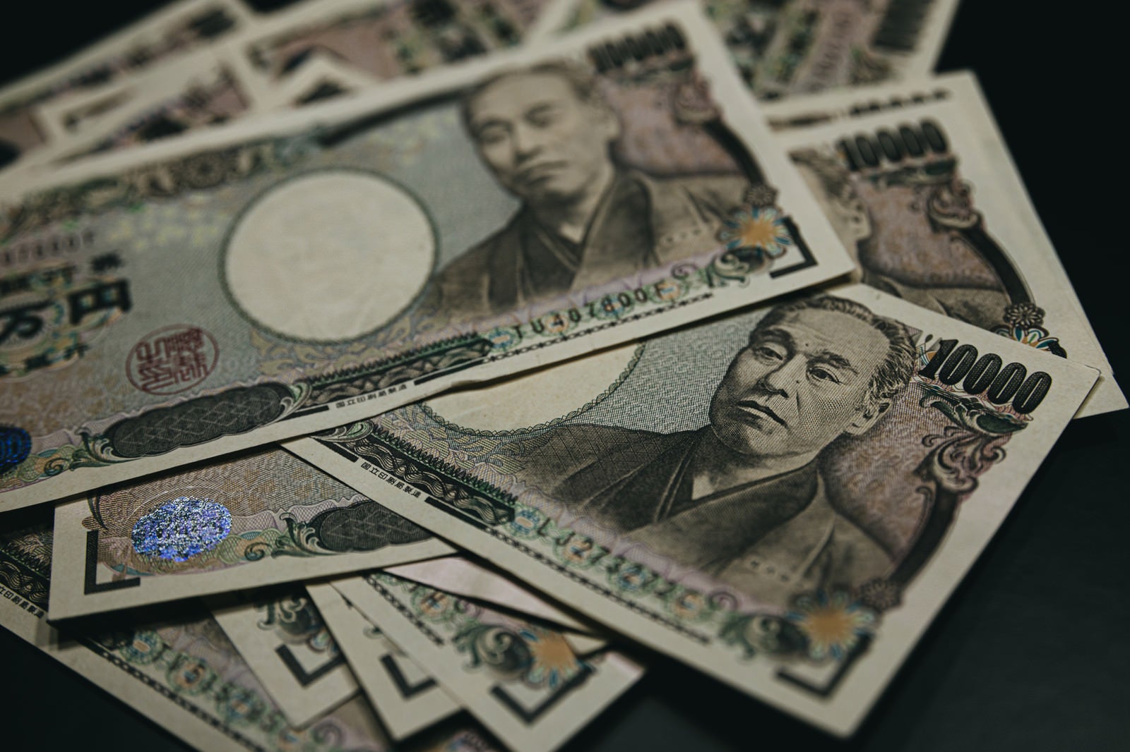 「10万円を散財」の写真