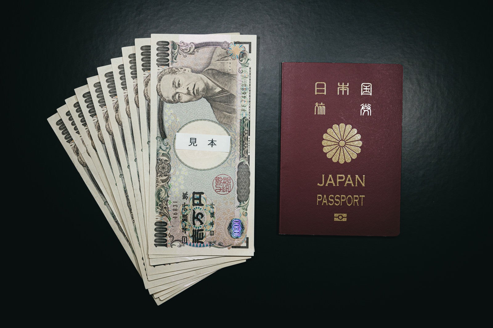 「10万円とパスポート」の写真