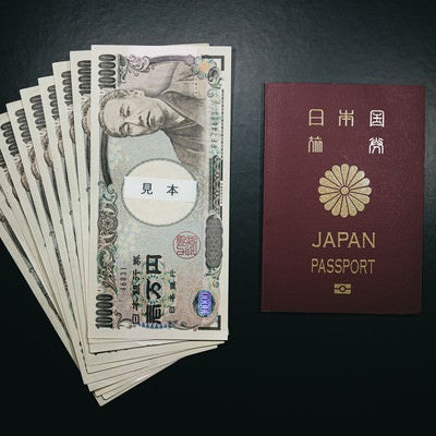 10万円とパスポートの写真