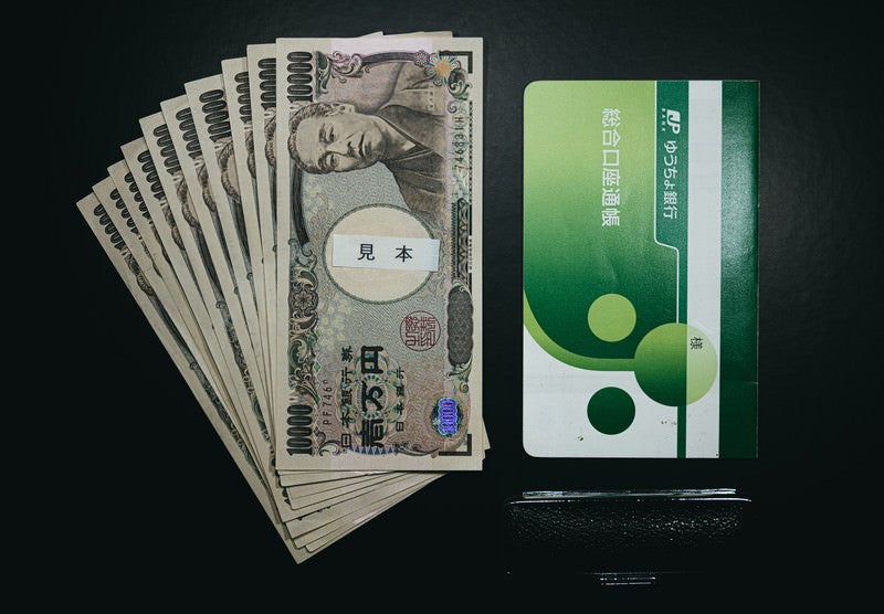 10万円と銀行の通帳と印鑑の写真
