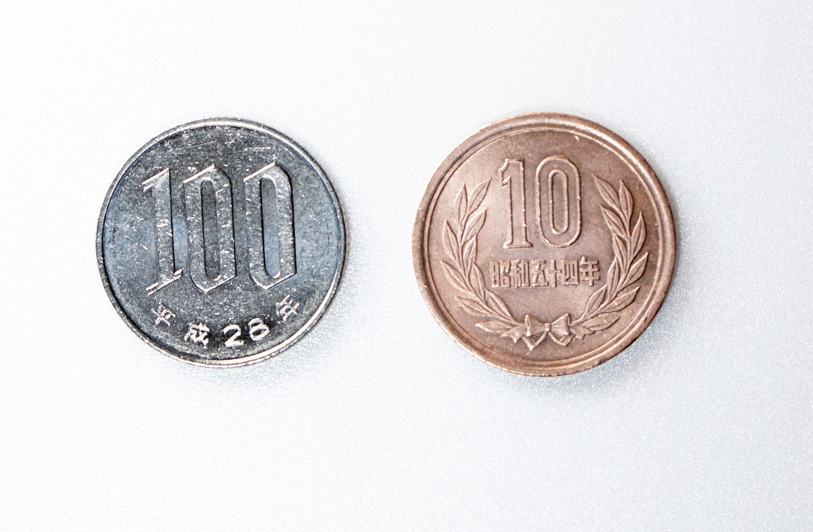 「100円玉と10円玉（消費税）」の写真
