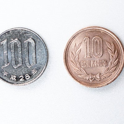 100円玉と10円玉（消費税）の写真