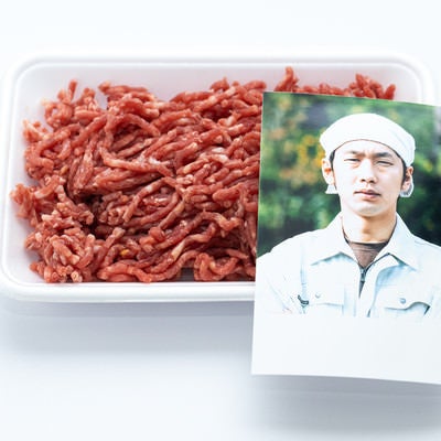 ミンチ肉の食肉トレーと生産者さんの顔写真の写真
