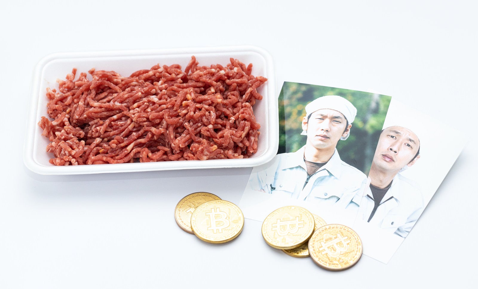 「仮想通貨で生産者の肉（ミンチ）を購入」の写真［モデル：大川竜弥］