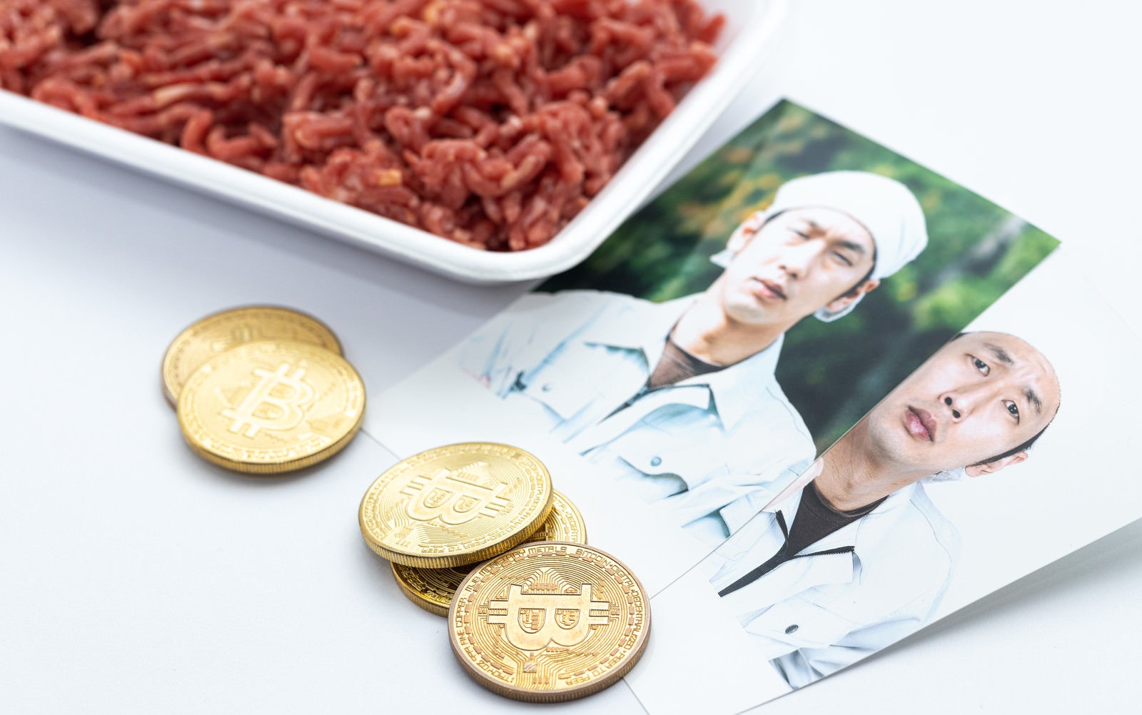 「生産者の顔が見えるミンチ肉がビットコインで取引される」の写真［モデル：大川竜弥］