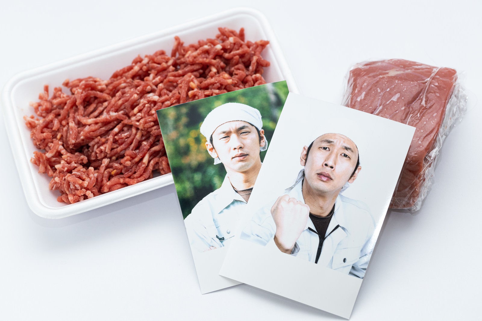 「生産者の顔が見えるブロック肉とミンチ肉」の写真［モデル：大川竜弥］