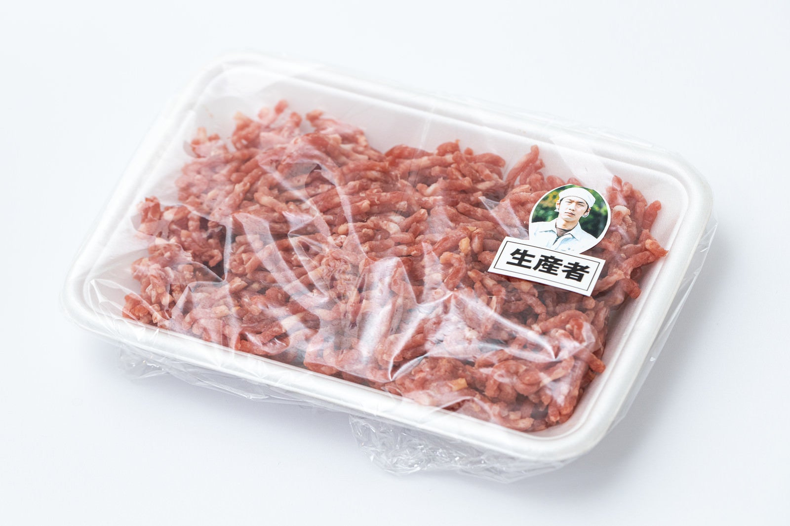 「生産者が見えるミンチ肉」の写真［モデル：大川竜弥］