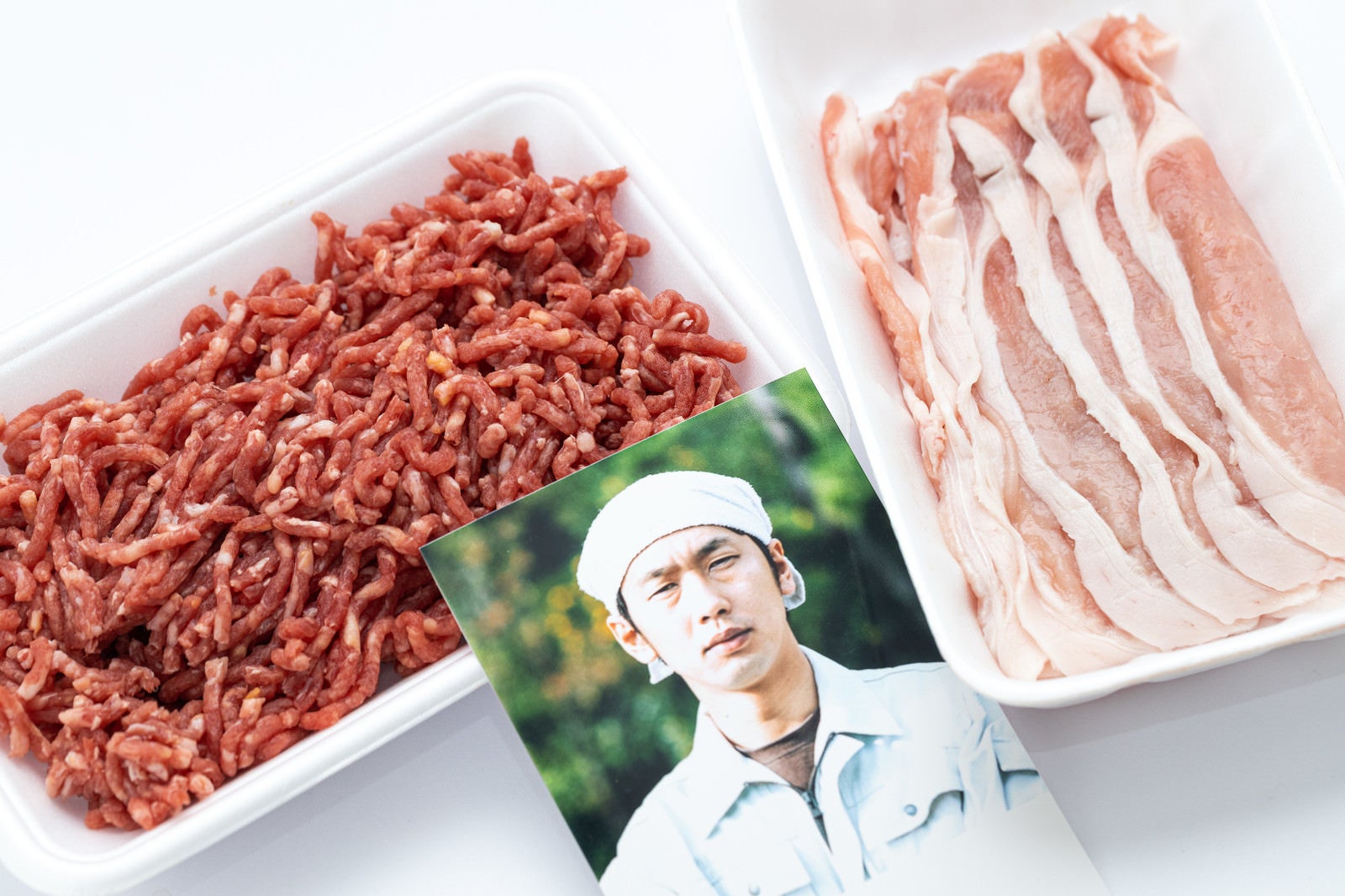 「牛肉と豚肉を生産する大川さん（仮）のお肉」の写真［モデル：大川竜弥］