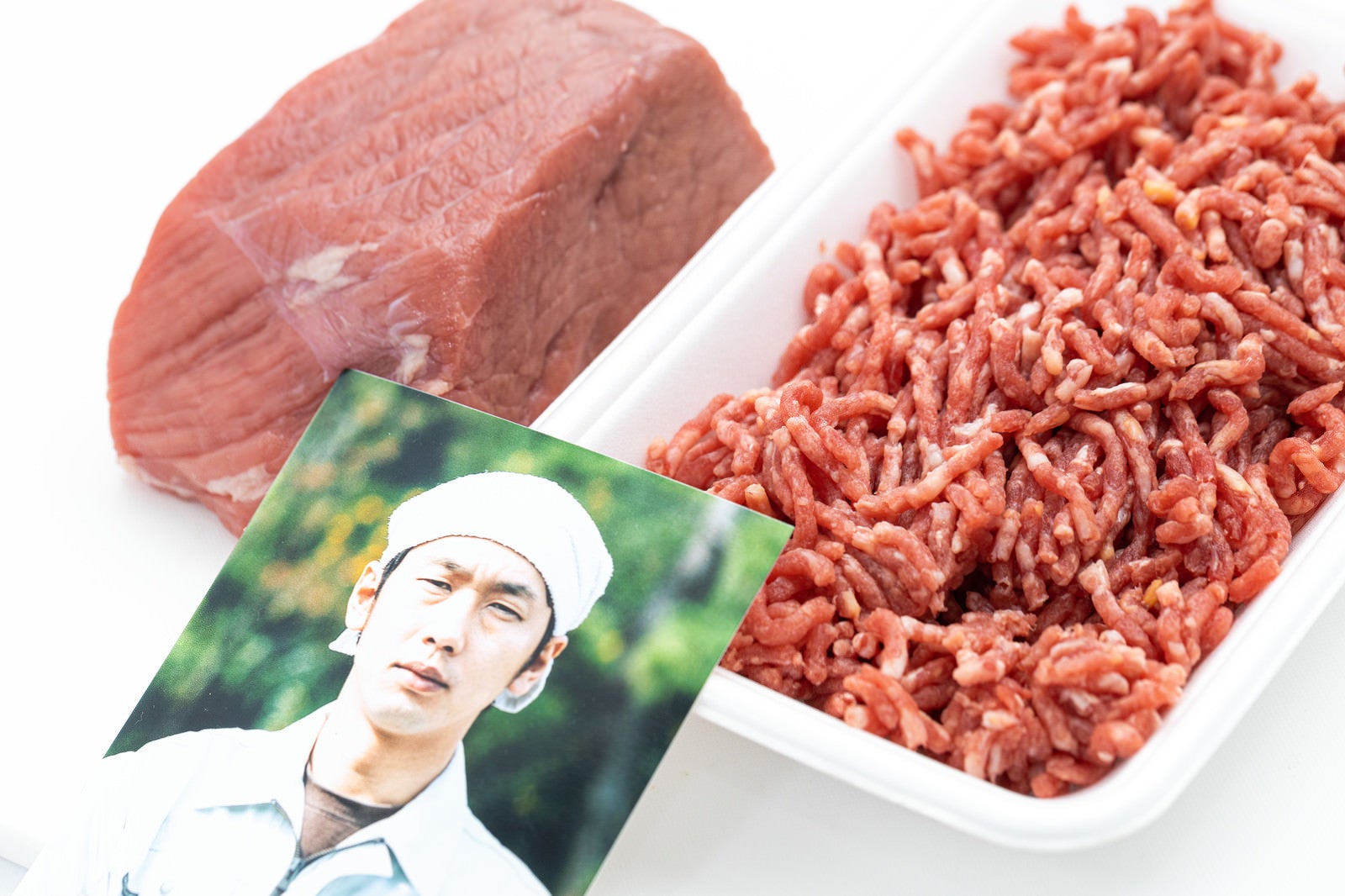 「ミンチ肉と生産者」の写真［モデル：大川竜弥］