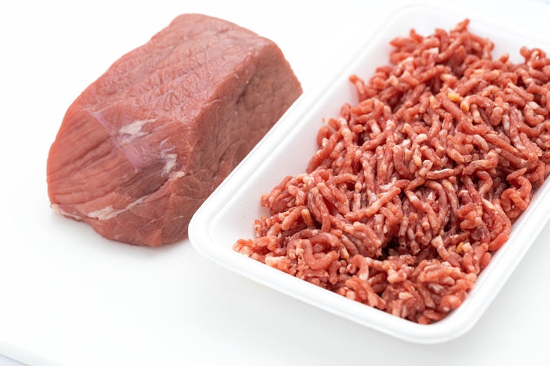 ブロックの肉とミンチの肉の写真