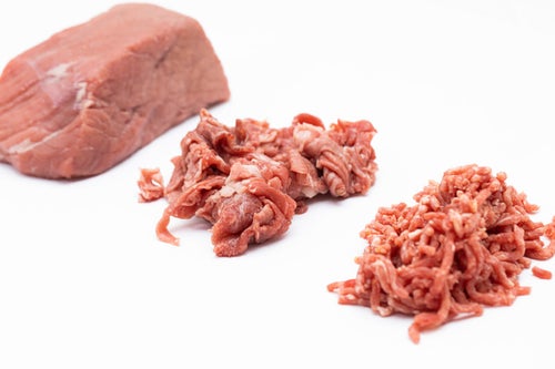 ブロック肉が細切れになる過程の写真