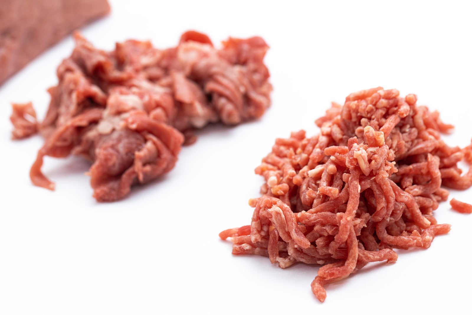 「肉の形状比較（ミンチ肉と細切れ）」の写真