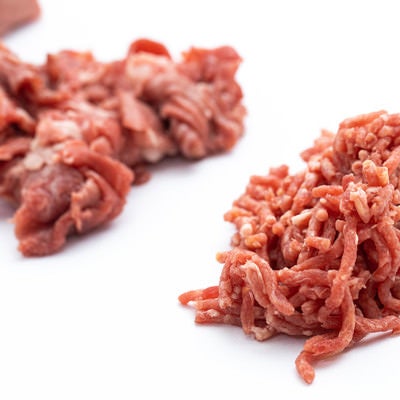 肉の形状比較（ミンチ肉と細切れ）の写真