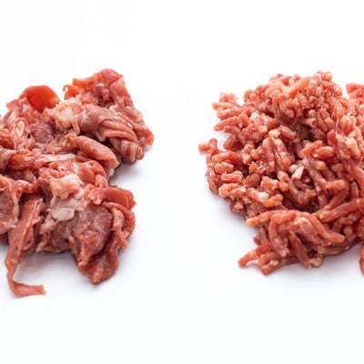 細切れの肉とミンチの肉の写真