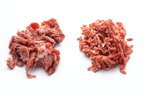 細切れの肉とミンチの肉の写真