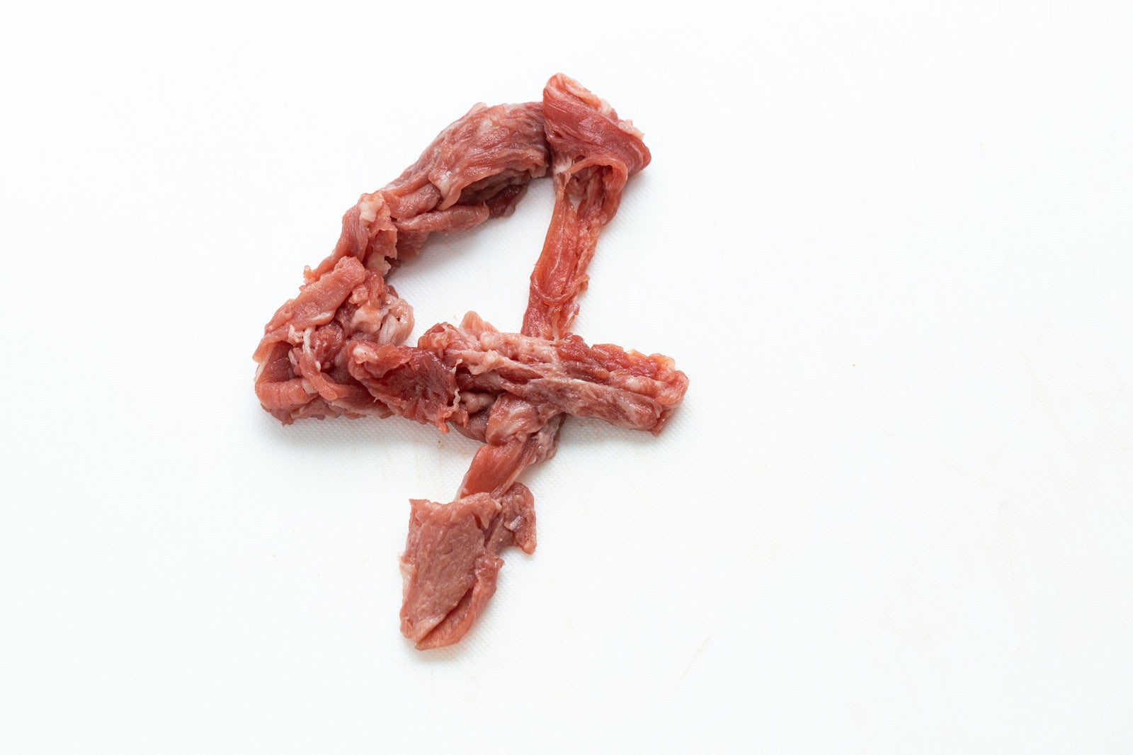 「生肉で構成された数字の「4」」の写真