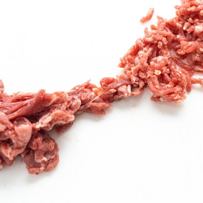 細切れからミンチ化される肉の写真