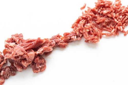 細切れからミンチ化される肉の写真