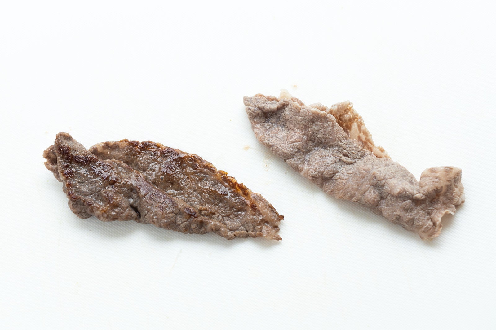 「焼いた肉と茹でた肉」の写真
